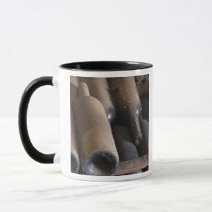 Taza Detalle de botellas polvorientas sobre listones de