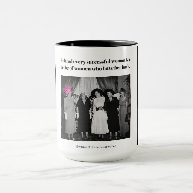 Taza Detrás de cada mujer acertada es… (Centro)