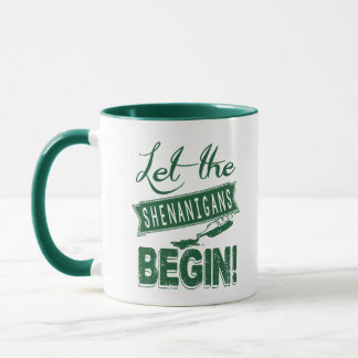 Taza Día de San Patricio bebiendo de golpe