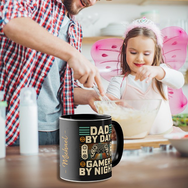Taza Día del padre de día Jugador de noche (Father's day Dad by day Gamer by night Mug)