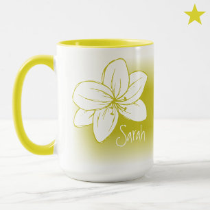 Taza Dibujo de flor blanca amarilla bonita con nombre p