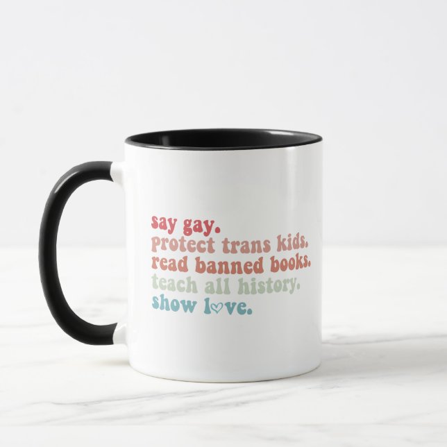 Taza Digamos Gay Protect Trans Kids Leer libros prohibi (Izquierda)