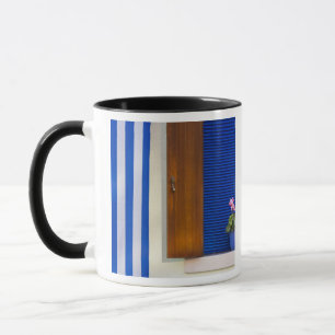 Taza diseño colorido contraste en la residencia
