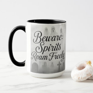 Taza Diseño de cementerio brumoso donde merodean espíri