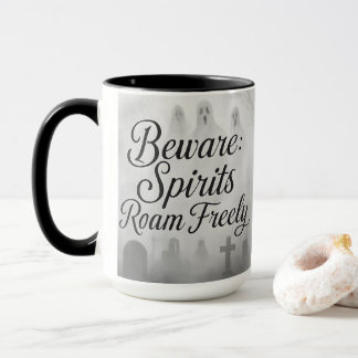 Taza Diseño de cementerio brumoso donde merodean espíri