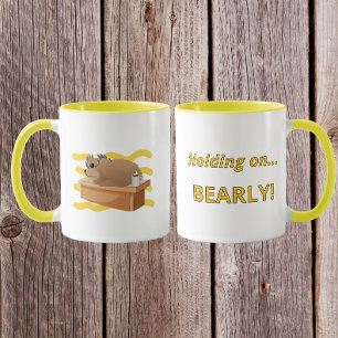 Taza Diseño de Oso Divertido “Aferrándose, ¡con dificul