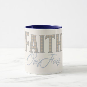 Taza Diseño de tipografía cristiana Fe sobre Miedo