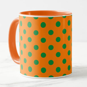 Taza Diseño del patrón de puntos de polka verde sobre N
