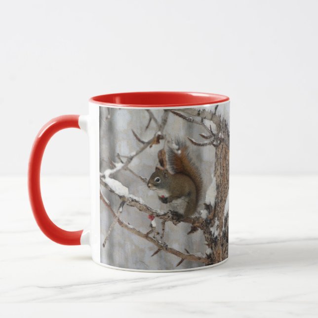 Taza Diseño navideño de ardilla de invierno, nieve y ba (Izquierda)