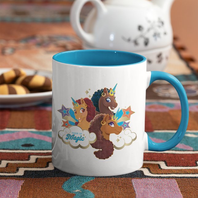 Taza Diseño tripartito "Made of Magic" de Afro Unicorn (Mug on table)