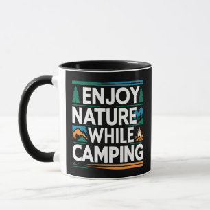 Taza Disfrutar de la naturaleza mientras acampa