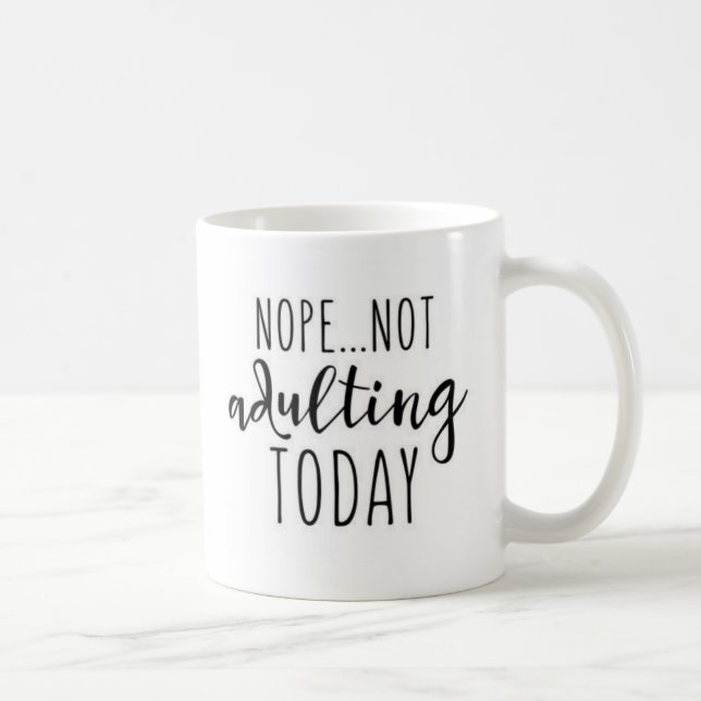 Taza divertida de Adulting de la cita (Derecha)