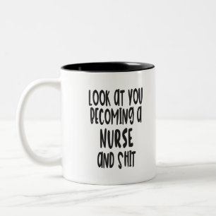Taza divertida de la graduación de la enfermera