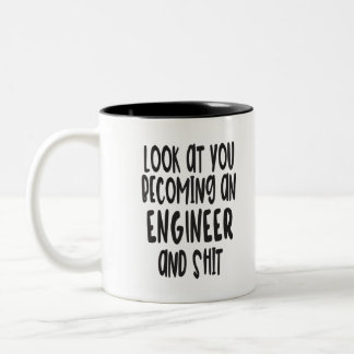 Taza divertida de la graduación del ingeniero