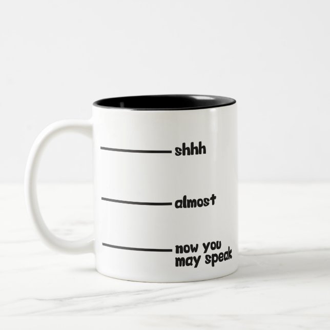 Taza divertida de la novedad shhh, casi, ahora (Izquierda)