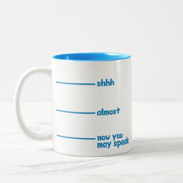 Taza divertida de la novedad shhh, casi, ahora (Izquierda)