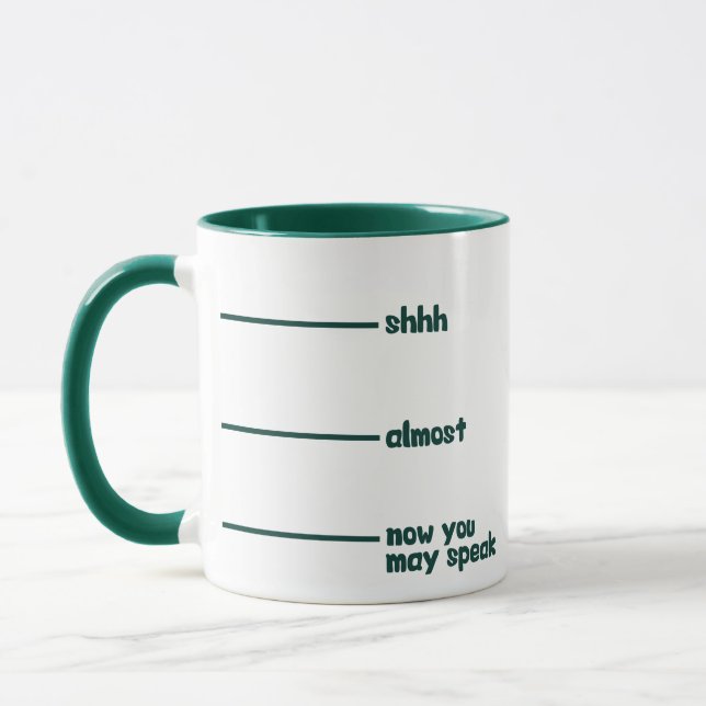 Taza divertida de la novedad shhh, casi, ahora (Izquierda)