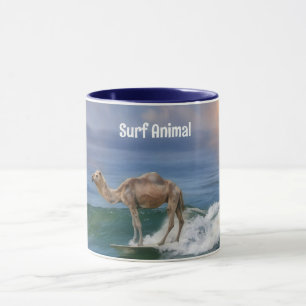 Taza divertida de surf de camello en una ola perso