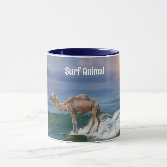 Taza divertida de surf de camello en una ola perso (Centro)