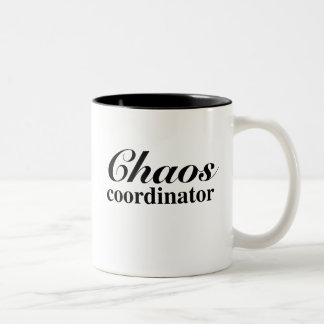 Taza divertida del coordinador del caos para la