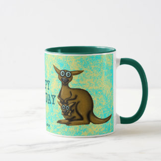 Taza divertida del feliz cumpleaños del canguro