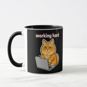 Taza divertida del gato pelirrojo trabajando duro
