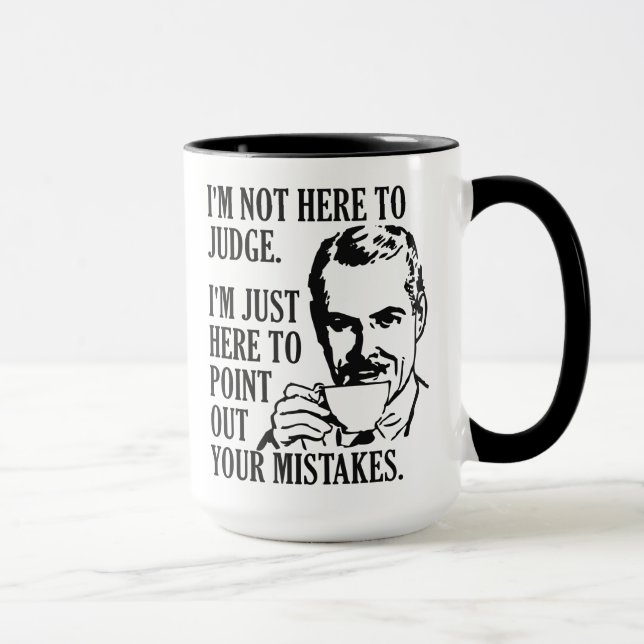 Taza Divertidas tonterías de "No está aquí para juzgar" (Derecha)