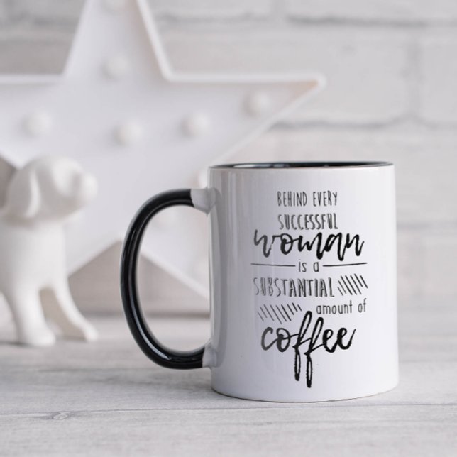 Taza Divertido Detrás de cada mujer café (Behind every successful woman is a substantial amount of coffee)