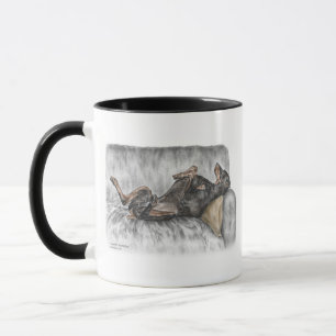 Taza Doberman gracioso en Sofa