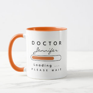 Taza DOCTOR [Nombre] Cargando Naranja y Blanco