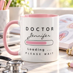 Taza DOCTOR [Nombre] Cargando Rosa y Blanco