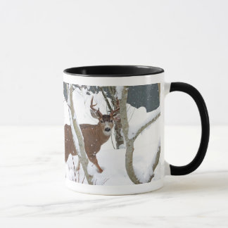 Taza Dólar de los ciervos en nieve en invierno