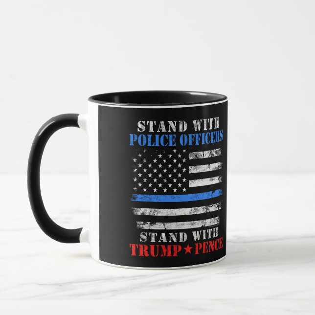 Taza Donald Trump 2024 se enfrenta a oficiales de polic (Izquierda)