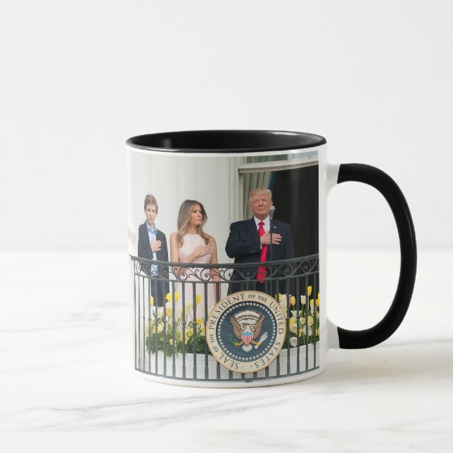 Taza Donald Trump, con Melania y Barron en la Casa (Derecha)