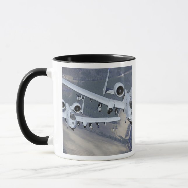Taza Dos aviones Thunderbolt II del A-10C vuelan en for (Izquierda)