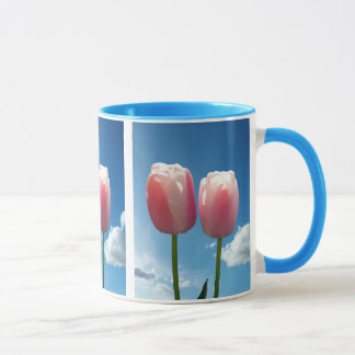 Taza dos bonitas flores de tulipán rosado en el cielo a