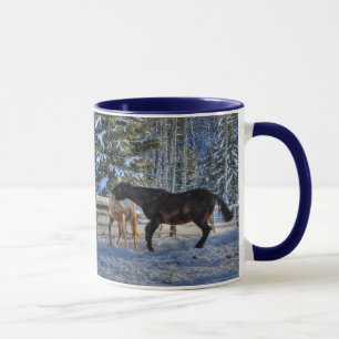 Taza Dos caballos de rancho jugando en la nieve en invi