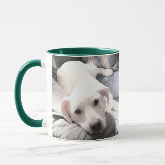 Taza Dos fotos de Adorable Lazy White Puppy en el sofá (Izquierda)