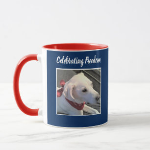 Taza Dos fotos del 4 de julio: Perro rojo blanco azul