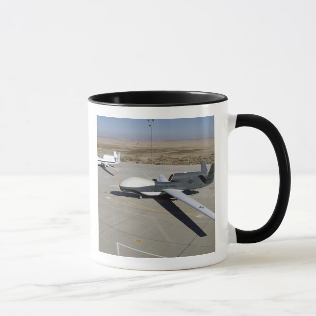 Taza Dos halcones globales estacionados en una rampa (Derecha)