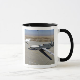 Taza Dos halcones globales parqueados en una rampa