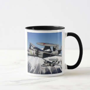 Taza Dos Hawkeyes E-2C conducen un vuelo