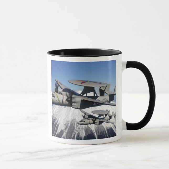 Taza Dos Hawkeyes E-2C conducen un vuelo (Derecha)