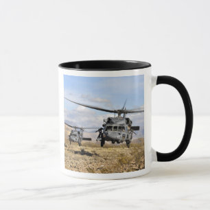 Taza Dos helicópteros HH-60 Pavehawk preparándose para 