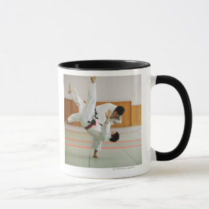 Taza Dos hombres que compiten en un partido 3 del judo