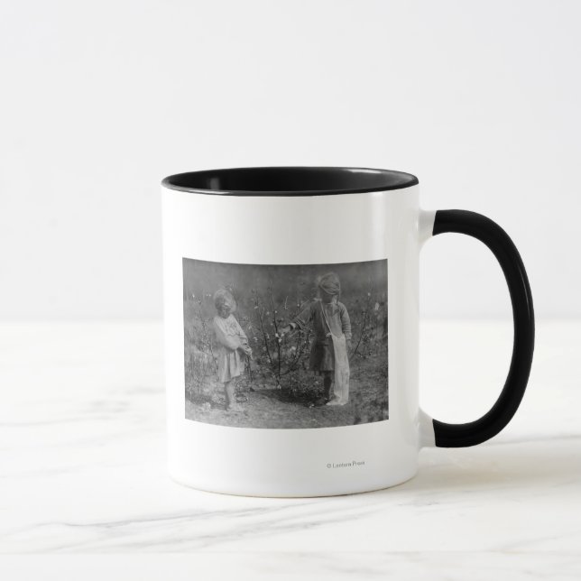 Taza Dos jóvenes Chicas cogiendo una fotografía de algo (Derecha)