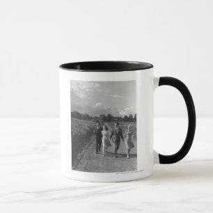 Taza Dos pares que caminan en la carretera nacional B&W