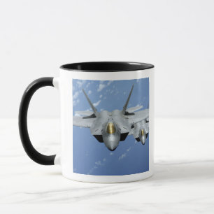 Taza Dos rapaces F-22 vuelan sobre el Océano Pacífico