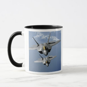 Taza Dos rapaces F-22 vuelan sobre el Océano Pacífico