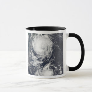 Taza Dos sistemas del tifón que se acercan al Extremo